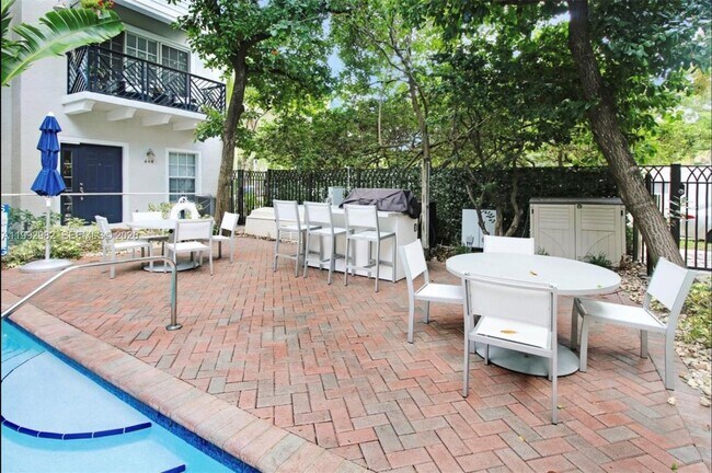 Building Photo - 450 NE 2nd Ave