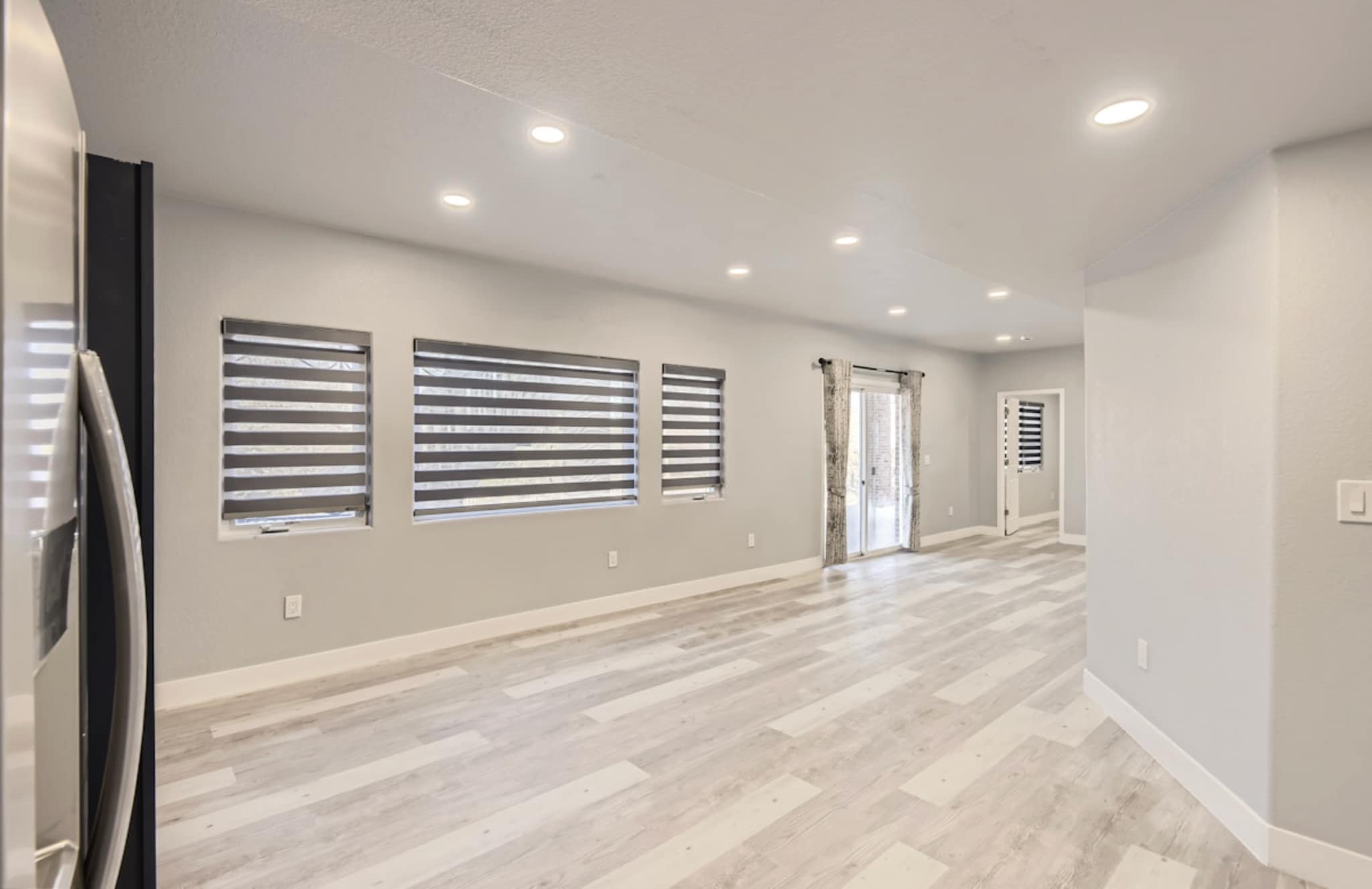Building Photo - 15721 E Lake Cir