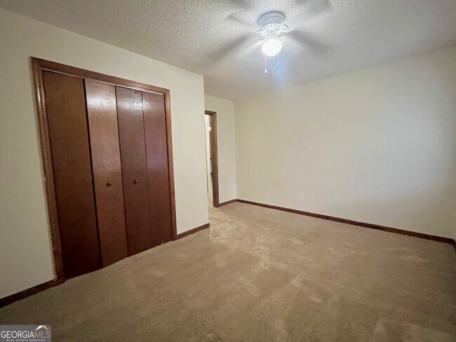 Building Photo - 204 Tanglewood Dr