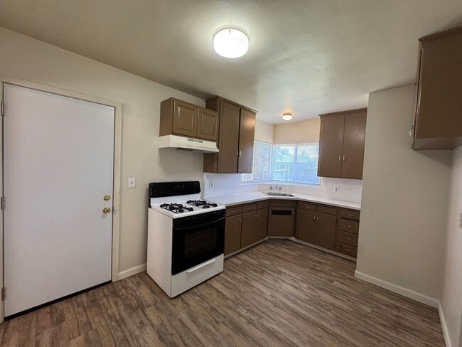 Building Photo - 2426 E Dayton Ave