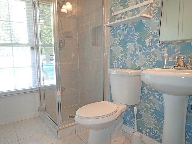 Building Photo - 525 Hidden Creek Dr