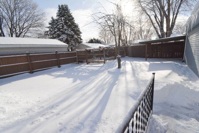 Building Photo - For Rent: Updated 3 Bed, 1.5 Bath Home — Available Immediately