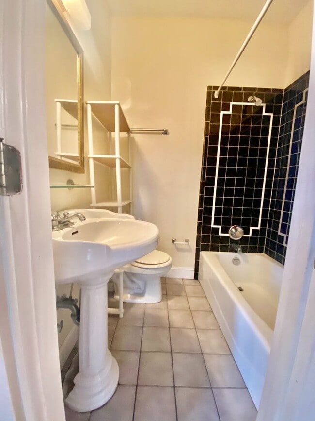 Building Photo - 326 N Madison St