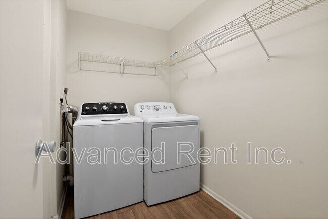 Building Photo - 211 Crocker Dr