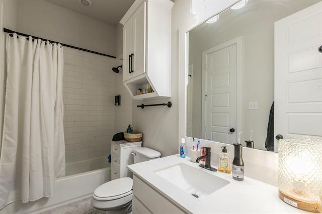 Building Photo - 2104 Palafox Dr