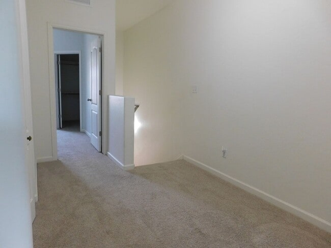 Building Photo - Townhome Near Shopping