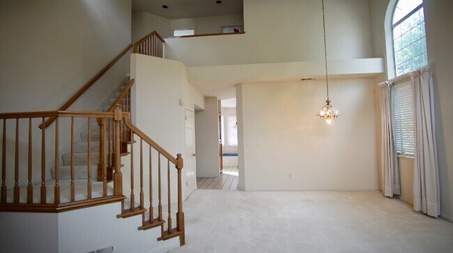 Building Photo - 1323 Chessington Dr