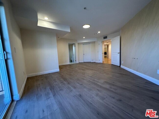 Building Photo - 2435 Florencita Dr W