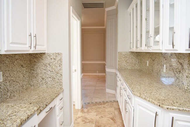 Building Photo - AVAILABLE NOW! Prestigious 5-3.5-3 w POOL ...