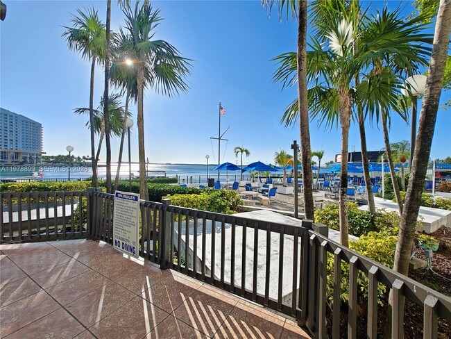 Building Photo - 999 Brickell Bay Dr