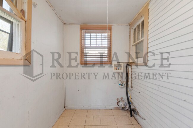 Building Photo - 129 N Meridian Ave