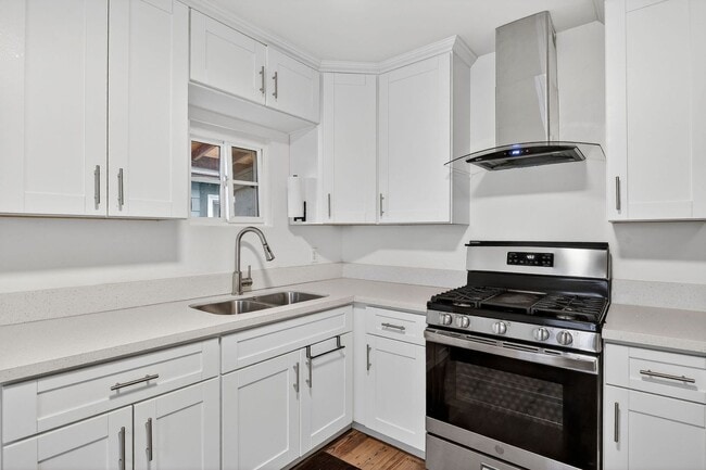 Building Photo - Remodeled spacious 2 bedroom, 1 bathroom unit now available!