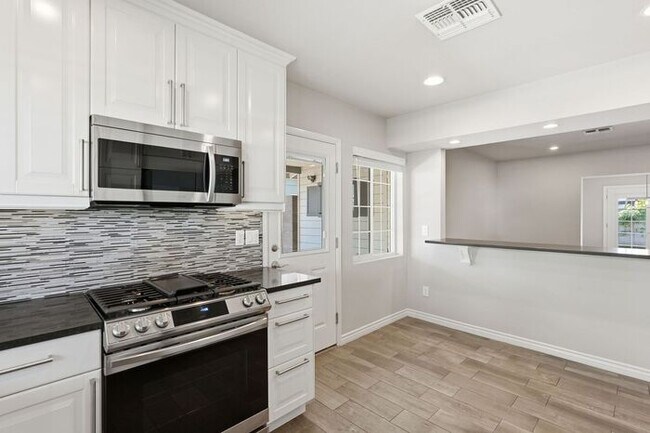 Building Photo - Modern 4 Bedroom, 3 Bathroom Home