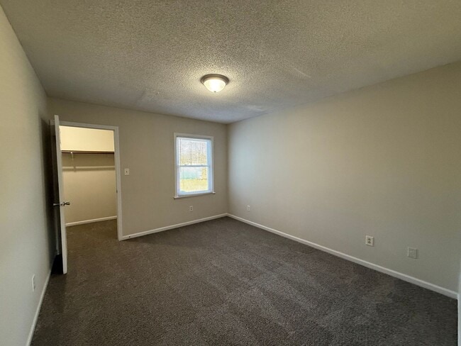 Building Photo - Nice 2 bedroom duplex