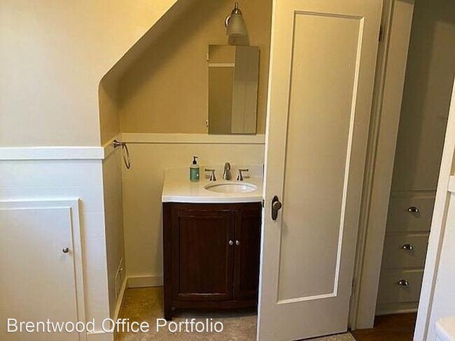 Building Photo - 3 br, 1 bath Apartment - 1302 W Hays St