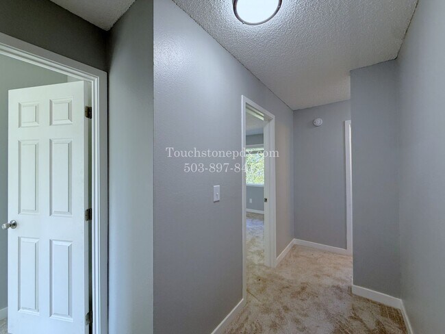Building Photo - Bright East Portland 3 Bed Apartment Home with Two-Level Layout and Assigned Parking