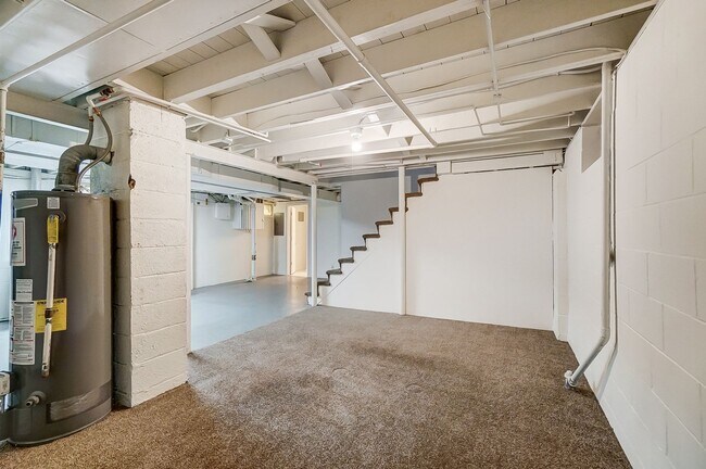 Building Photo - 347 Darrow Ave