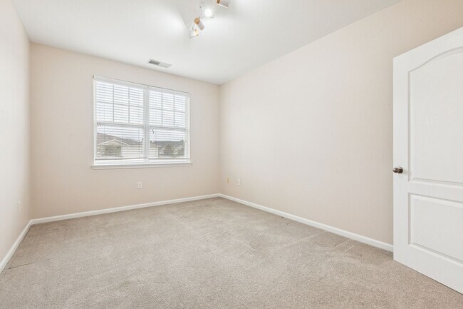 Building Photo - Riverside  Condo-RARE-Ready Now