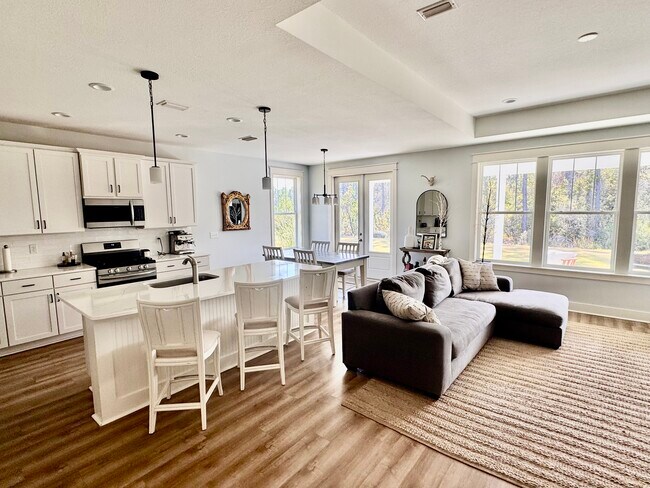 Building Photo - 300 Foxtail Wy