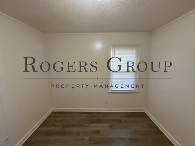 Building Photo - #450 - 807-809 Hughes St Duplex