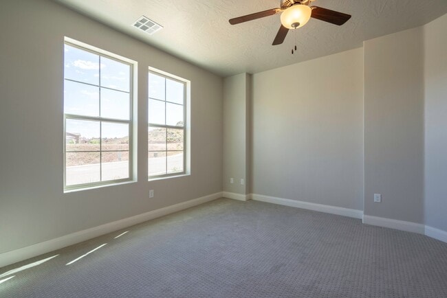 Building Photo - Modern 2018-Built Home with Main-Floor Primary Suite