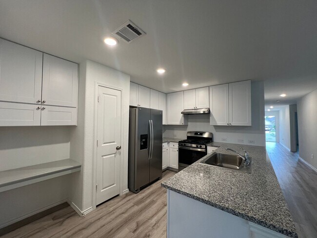 Building Photo - Beautiful 4 bedroom, 2 bath in NBTX
