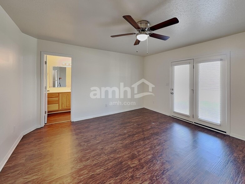 Building Photo - 410 S Saddlerock Ave