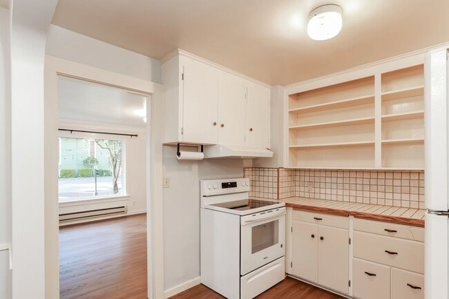 Building Photo - Charming 2 bed, 1 bath beautiful fir hardwood floors minutes to everything.