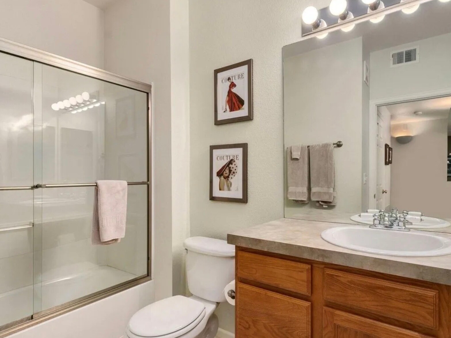 Guest bathroom with bath tub - 2035 Grays Peak Dr