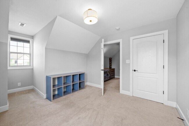 Building Photo - Beautiful Craftsman Style Home Waiting for...