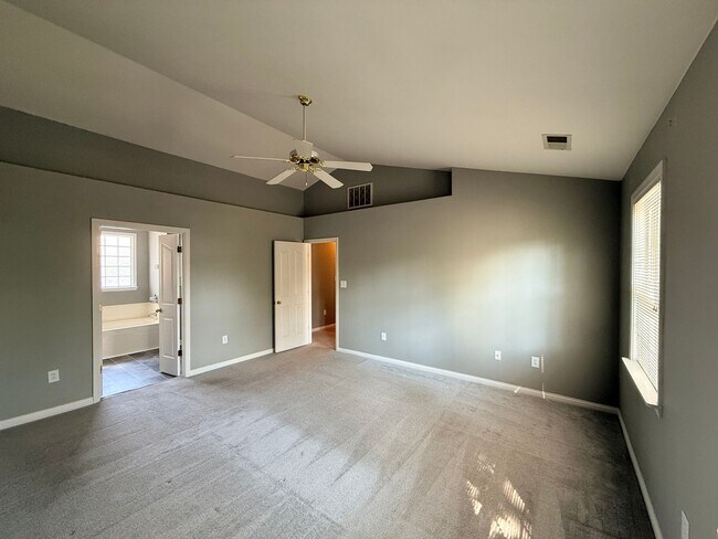 Building Photo - Spacious 4 Bed 2.5 Bath In Lexington!