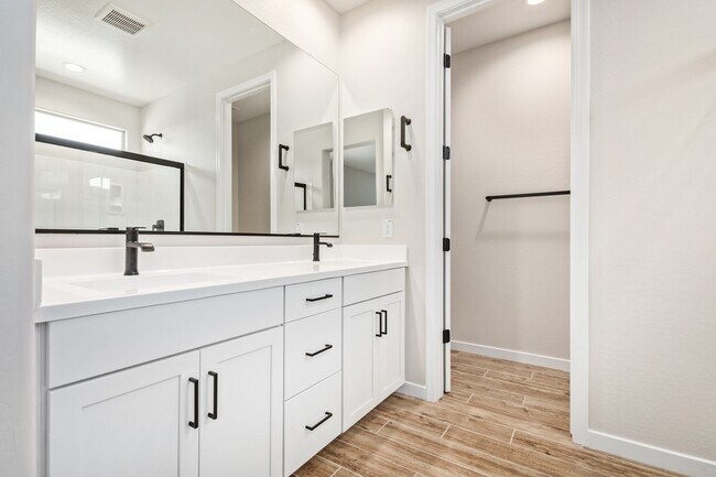 Building Photo - 4 Bedroom - Ready for you to Call It Home!!