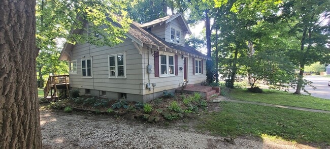 Building Photo - 619 S Kentwood Ave