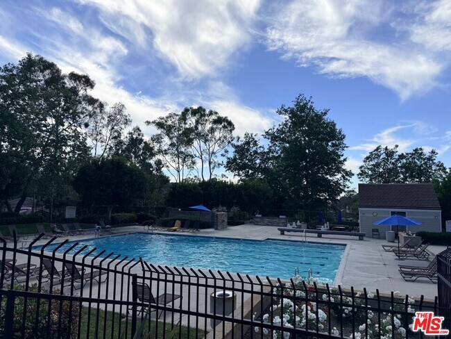 Building Photo - 12 Moss Glen