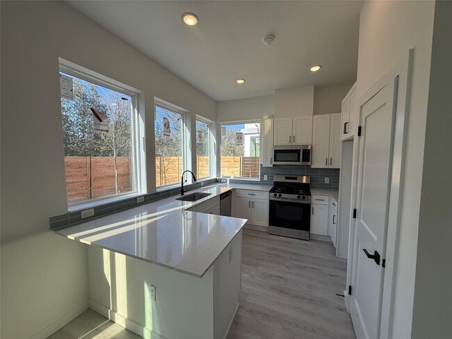 Building Photo - 2000 Riverside Farms Rd