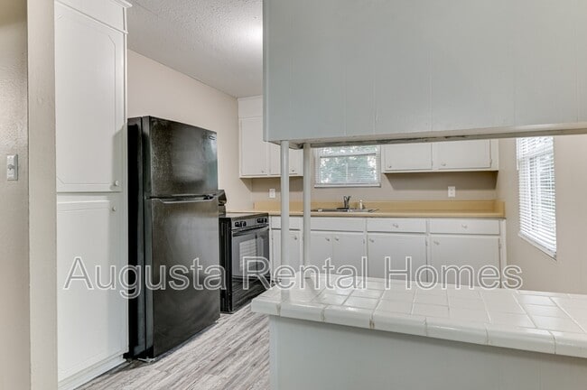 Building Photo - 325B Verdery Dr