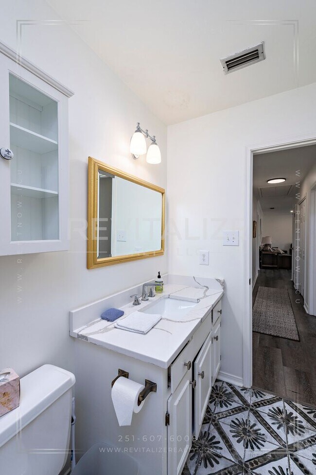 Building Photo - Stunning 3 Bed 2 Bath Brick Home with Huge Yard!