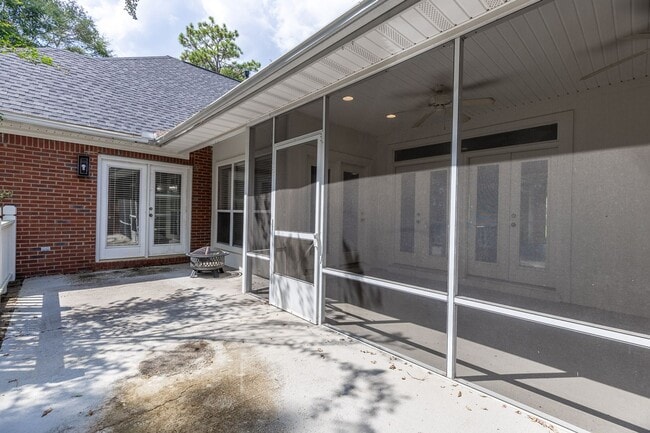 Building Photo - 212 North Cir