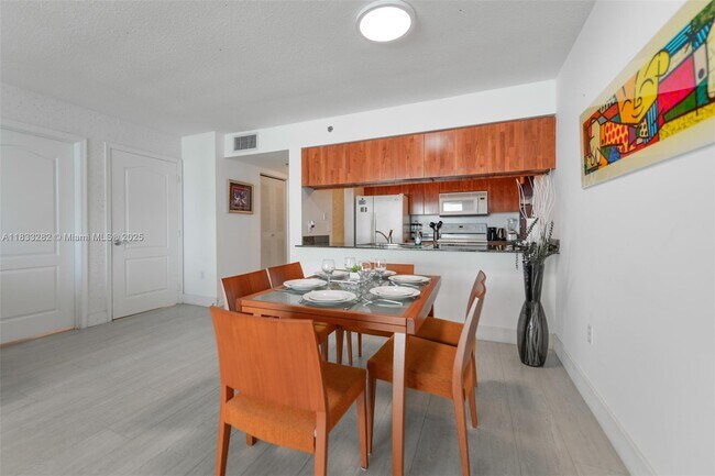 Building Photo - 1200 Brickell Bay Dr