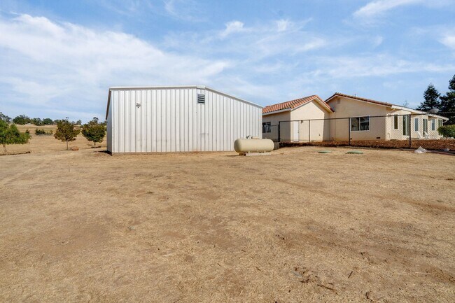 Building Photo - Spacious 3 Bed, 2 Bath Home with Acreage, ...