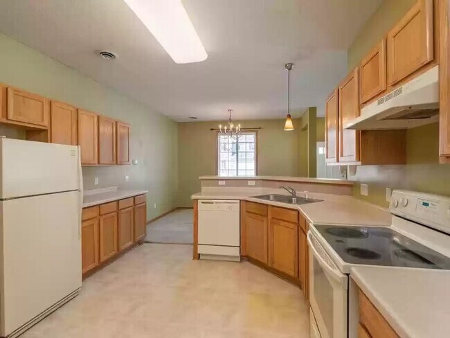 Building Photo - Great location *2Bed*2Bath Townhome- Available June 1