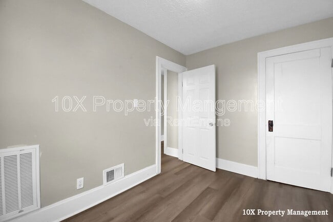 Building Photo - 332 Lechner Ave