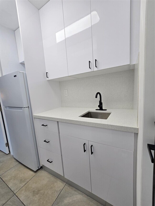 Building Photo - 5020 E 10th Ave