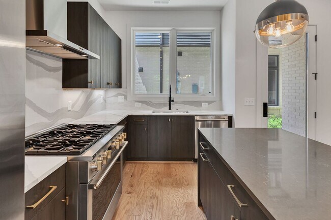 Building Photo - Stunning Salemtown Townhome With Fenced In Yard