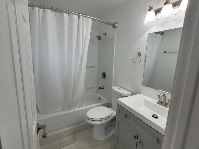 Building Photo - 1325 N 48th St