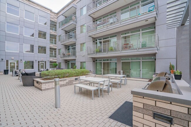 Building Photo - 295 E Roosevelt St