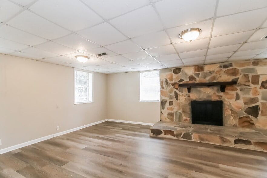 Building Photo - 6183 Fieldcrest Dr