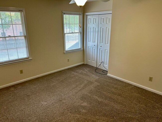 Building Photo - Conveniently Located Townhouse!