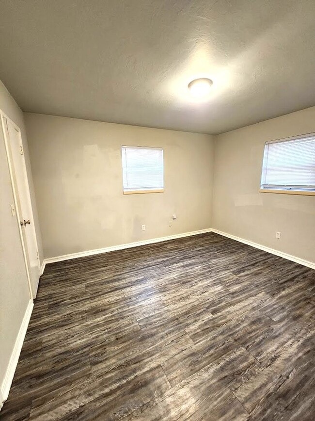 Building Photo - 3 Bed 1.5 Bath 1 Car Garage in the Henders...