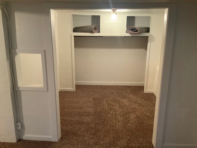 Building Photo - Great 1 Bedroom Apartment Near Downtown